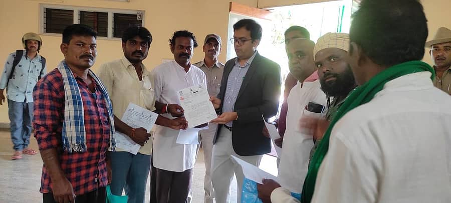 ಡಾ.ಬಿ.ಆರ್.ಅಂಬೇಡ್ಕರ್ ಅಲೆಮಾರಿ ಪರಿಶಿಷ್ಟ ಜಾತಿ ಬುಡ್ಗಜಂಗಮ ಮತ್ತು ಸುಡುಗಾಡು ಸಿದ್ಧ ಸಮುದಾಯಗಳ ಜಂಟಿ ಕ್ರಿಯಾ ಸಮಿತಿ ಮುಖಂಡರು ಬುಧವಾರ ಹೊಸಪೇಟೆಯಲ್ಲಿ ಜಿಲ್ಲಾಧಿಕಾರಿ ಅನಿರುದ್ಧ್ ಶ್ರವಣ್ ಪಿ. ಅವರಿಗೆ ಮನವಿ ಪತ್ರ ಸಲ್ಲಿಸಿದರು