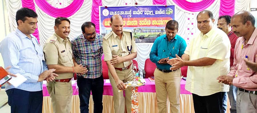 ಹಾವೇರಿ ನಗರದ ವಾಯವ್ಯ ಕರ್ನಾಟಕ ರಸ್ತೆ ಸಾರಿಗೆ ಸಂಸ್ಥೆ ಹಾವೇರಿ ವಿಭಾಗೀಯ ಕಚೇರಿ ಸಭಾಂಗಣದಲ್ಲಿ ಬುಧವಾರ ಆಯೋಜಿಸಿದ್ದ ‘ಅಪಘಾತ ರಹಿತ ಚಾಲನಾ ತರಬೇತಿ’ ಕಾರ್ಯಾಗಾರವನ್ನು ಡಿವೈಎಸ್ಪಿ ಎಂ.ಎಸ್.ಪಾಟೀಲ ಉದ್ಘಾಟಿಸಿದರು. ವಿಭಾಗೀಯ ನಿಯಂತ್ರಣಾಧಿಕಾರಿ ವಿ.ಎಸ್. ಜಗದೀಶ ಇದ್ದಾರೆ
