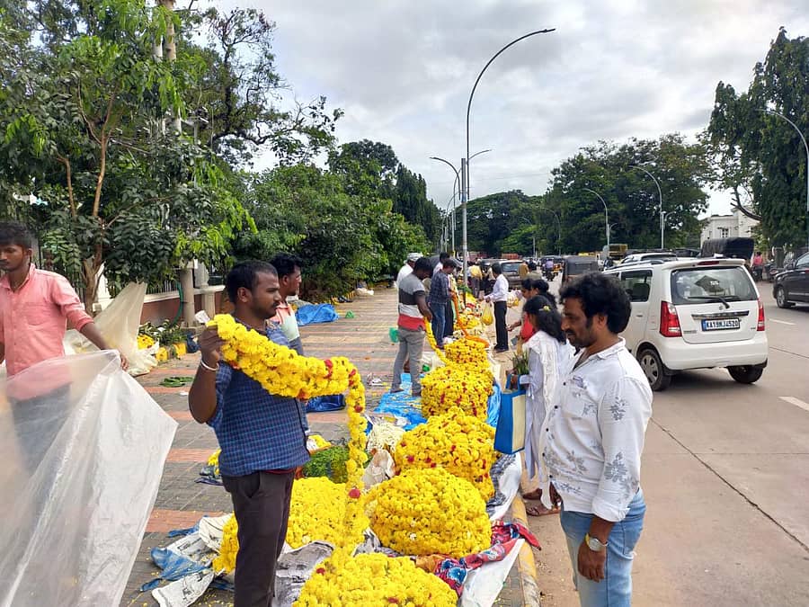ಬುಧವಾರ ಮಂಗಳೂರಿನ ಹಂಪನಕಟ್ಟೆಯಲ್ಲಿ ಹೂವಿನ ವ್ಯಾಪಾರ ಜೋರಾಗಿತ್ತು. ಪ್ರಜಾವಾಣಿ ಚಿತ್ರ: ಗಣೇಶ್ ಅದ್ಯಪಾಡಿ