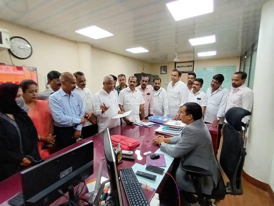 ಹೆದ್ದಾರಿ ಹೊಂಡದಿಂದಾಗಿ ಸಂಭವಿಸಿದ ಅಪಘಾತದಲ್ಲಿ ಮೃತಪಟ್ಟ ಆತಿಶ್ ಕುಟುಂಬಕ್ಕೆ ₹ 25 ಲಕ್ಷ ಪರಿಹಾರ ನೀಡುವಂತೆ ಒತ್ತಾಯಿಸಿ ಕಾಂಗ್ರೆಸ್ ಪಕ್ಷದ ನಿಯೋಗವು ಹೆಚ್ಚುವರಿ ಜಿಲ್ಲಾಧಿಕಾರಿ ಕೃಷ್ಣಮೂರ್ತಿ ಅವರಿಗೆ ಬುಧವಾರ ಮನವಿ ಸಲ್ಲಿಸಿತು.ಪಕ್ಷದ ಮುಖಂಡರಾದ ಭಾಸ್ಕರ ಮೊಯಿಲಿ, ಜೆ.ಆರ್.ಲೋಬೊ, ಶಶಿಧರ ಹೆಗ್ಡೆ, ಟಿ.ಕೆ.ಸುಧೀರ್, ವಿಶ್ವಾಸ್ದಾಸ್, ನವೀನ್ ಡಿಸೋಜ ಹಾಗೂ ಇತರರು ಇದ್ದಾರೆ