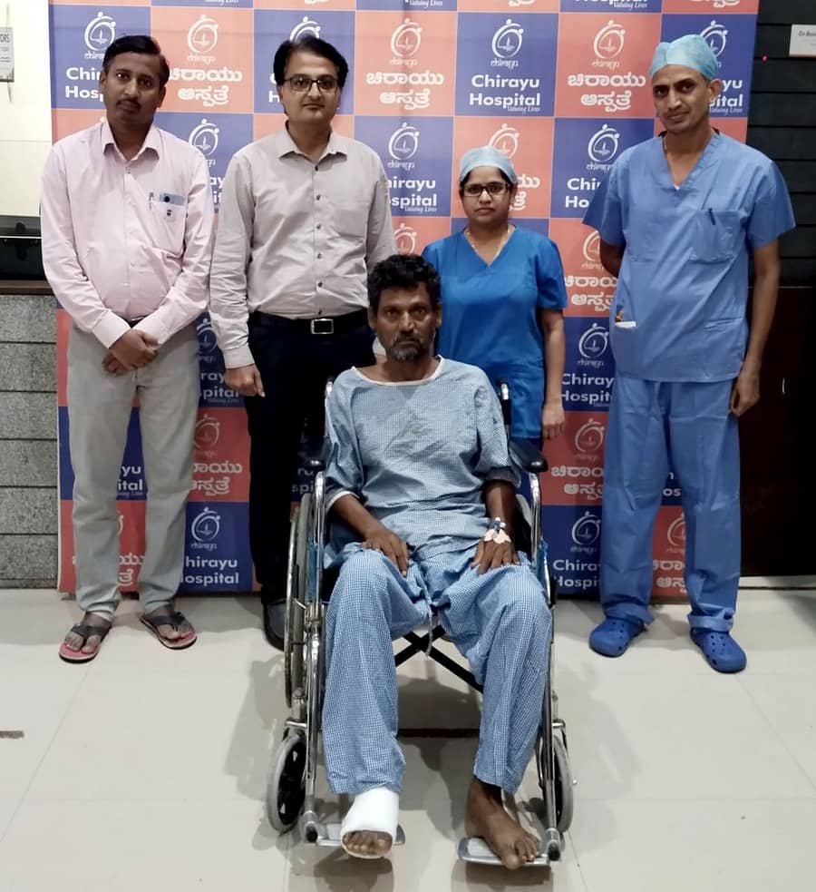 ಕಲಬುರಗಿಯ ಚಿರಾಯು ಆಸ್ಪತ್ರೆಯಲ್ಲಿ ಕಾಲಿನ ರಕ್ತನಾಳದ ಬೈಪಾಸ್ ಶಸ್ತ್ರಚಿಕಿತ್ಸೆಗೆ ಒಳಗಾದ ವ್ಯಕ್ತಿಯೊಂದಿಗೆ ಡಾ. ವಿಶಾಲ ಹುಡಗಿ ಹಾಗೂ ವೈದ್ಯಕೀಯ ತಂಡ