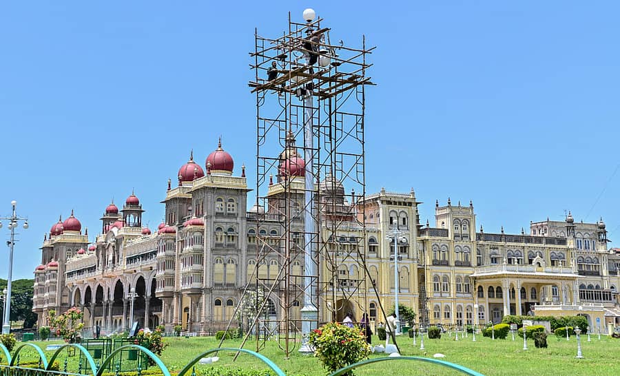 ಮೈಸೂರು ಅರಮನೆ ಆವರಣದಲ್ಲಿ ದಸರಾ ಮಹೋತ್ಸವದ ಹಿನ್ನೆಲೆಯಲ್ಲಿ ದೀಪಗಳ ದುರಸ್ತಿ ಕಾರ್ಯ ನಡೆದಿದೆ/ ಪ್ರಜಾವಾಣಿ ಚಿತ್ರ/ಅನೂಪ್ ರಾಘ.ಟಿ.