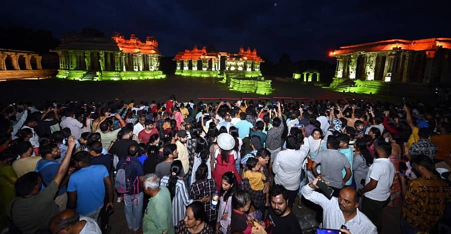 ಸ್ವಾತಂತ್ರ್ಯದ ಅಮೃತ ಮಹೋತ್ಸವದ ಅಂಗವಾಗಿ ಹಂಪಿ ಸಪ್ತಸ್ವರ ಮಂಟಪ, ಕಲ್ಲಿನ ರಥಕ್ಕೆ ಕೇಸರಿ, ಬಿಳಿ ಹಾಗೂ ಹಸಿರು ಬಣ್ಣದ ವಿದ್ಯುತ್ ದೀಪಗಳಿಂದ ಅಲಂಕರಿಸಲಾಗಿದ್ದು, ಸೋಮವಾರ ರಾತ್ರಿ ಅಪಾರ ಸಂಖ್ಯೆಯ ಪ್ರವಾಸಿಗರು ಭೇಟಿ ನೀಡಿ ಕಣ್ತುಂಬಿಕೊಂಡರು ಚಿತ್ರ: ರಾಚಯ್ಯ ಎಸ್. ಸ್ಥಾವರಿಮಠ