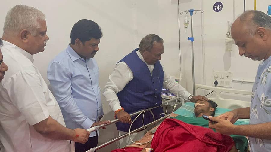 ಶಿವಮೊಗ್ಗದ ಮೆಗ್ಗಾನ್ ಆಸ್ಪತ್ರೆಯಲ್ಲಿ ಚಿಕಿತ್ಸೆ ಪಡೆಯುತ್ತಿರುವ ಪ್ರೇಮ್ ಸಿಂಗ್ ಅವರನ್ನು ಬಿಜೆಪಿ ರಾಷ್ಟ್ರೀಯ ಸಂಘಟನಾ ಕಾರ್ಯದರ್ಶಿ ಬಿ.ಎಲ್. ಸಂತೋಷ್ ಭೇಟಿ ಮಾಡಿ ಆರೋಗ್ಯ ವಿಚಾರಿಸಿದರು. ಶಾಸಕ ಕೆ.ಎಸ್.ಈಶ್ವರಪ್ಪ, ಸಂಸದ ಬಿ.ವೈ.ರಾಘವೇಂದ್ರ, ಆಸ್ಪತ್ರೆಯ ವೈದ್ಯಕೀಯ ಅಧೀಕ್ಷಕ ಡಾ.ಎಸ್.ಶ್ರೀಧರ್ ಇದ್ದರು.