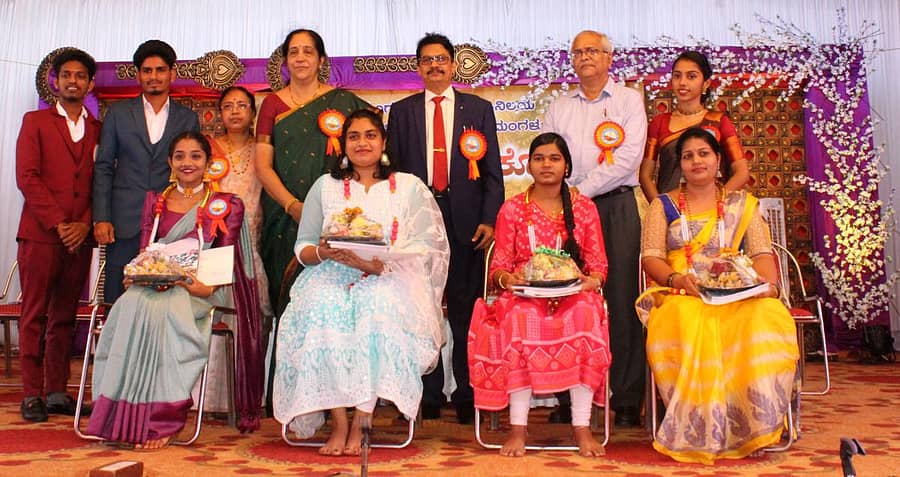 ಮಂಗಳೂರಿನ ವಿಶ್ವವಿದ್ಯಾಲಯ ಕಾಲೇಜಿನಲ್ಲಿ ನಡೆದ 117ನೇ ಕಾಲೇಜು ದಿನಾಚರಣೆಯಲ್ಲಿ ಶೈಕ್ಷಣಿಕ ಸಾಧನೆ ಮಾಡಿದ ವಿದ್ಯಾರ್ಥಿನಿಯರನ್ನು ಸನ್ಮಾನಿಸಲಾಯಿತು