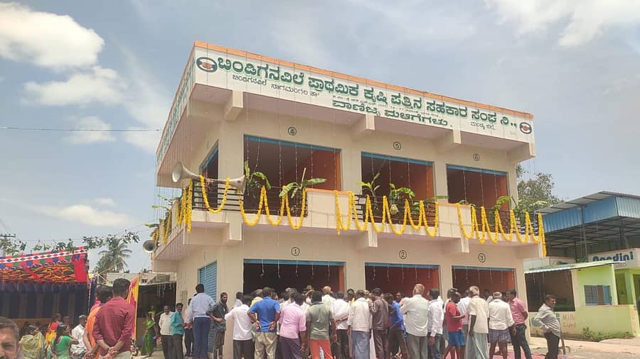 ನಾಗಮಂಗಲ ತಾಲ್ಲೂಕಿನ ಬಿಂಡಿಗನವಿಲೆ ಪ್ರಾಥಮಿಕ ಕೃಷಿ ಪತ್ತಿನ ಸಹಕಾರ ಸಂಘದಿಂದ ನಿರ್ಮಿಸಿರುವ ವಾಣಿಜ್ಯಮಳಿಗೆ ಕಟ್ಟಡವನ್ನು ಜೆಡಿಎಸ್‌ ವಿರೋಧದ ನಡುವೆಯೂ ಕಾಂಗ್ರೆಸ್‌ ಬೆಂಬಲಿತ ಆಡಳಿತ ಮಂಡಳಿಯವರು ಉದ್ಘಾಟಿಸಿದರು