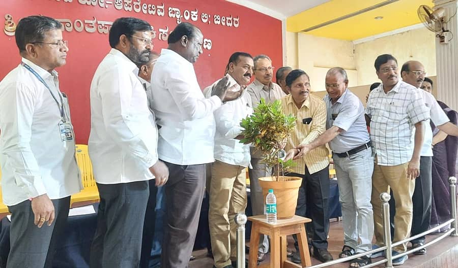 ಬೀದರ್ನ ಗಾಂಧಿಗಂಜ್ ಸಹಕಾರ ಬ್ಯಾಂಕ್ನಲ್ಲಿ ಆಯೋಜಿಸಿದ್ದ ಪತ್ರಿಕಾ ದಿನಾಚರಣೆ ಕಾರ್ಯಕ್ರಮವನ್ನು ಬ್ಯಾಂಕ್ ಅಧ್ಯಕ್ಷ ವಿಜಯಕುಮಾರ ಎ. ಪಾಟೀಲ ಗಾದಗಿ ಅವರು ಸಸಿಗೆ ನೀರೆರೆದು ಉದ್ಘಾಟಿಸಿದರು