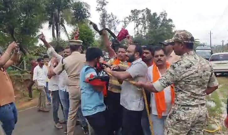 ಸಿದ್ದರಾಮಯ್ಯ ಅವರಿಗೆ ಬಿಜೆಪಿಯ ಕಾರ್ಯಕರ್ತರು ಕಪ್ಪು ಬಟ್ಟೆ ಪ್ರದರ್ಶಿಸಿದರು.