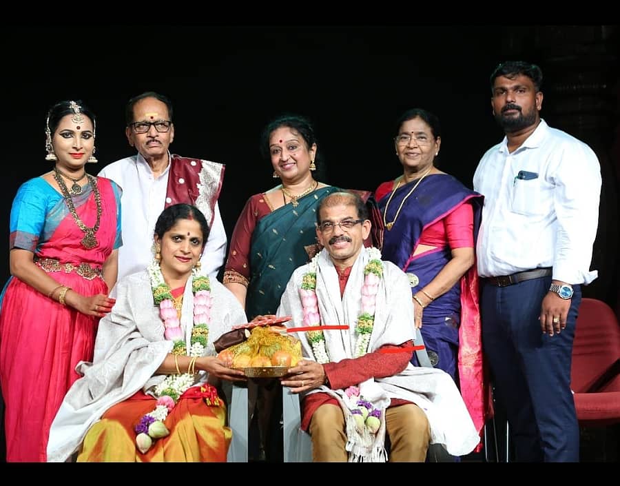 ಕಾರ್ಯಕ್ರಮದಲ್ಲಿ ಗುರು ವಂದನೆ ನಡೆಯಿತು