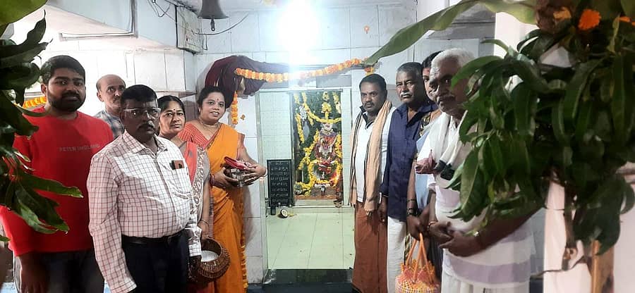 ಹೊಳೆನರಸೀಪುರ ಕೋಟೆ ಲಕ್ಷ್ಮೀನರಸಿಂಹಸ್ವಾಮಿ ದೇವಾಲಯ ಬೀದಿಯಲ್ಲಿರುವ ಯಾದವ ಜನಾಂಗದ ಕೊಳಲು ವೇಣುಗೋಪಾಲಸ್ವಾಮಿ ದೇವಾಲಯದಲ್ಲಿ ಕೃಷ್ಣ ಜನ್ಮಾಷ್ಟಮಿ ಅಂಗವಾಗಿ ಶುಕ್ರವಾರ ವಿಶೇಷ ಪೂಜೆ ನಡೆಸಿ ಪ್ರಸಾದ ವಿತರಿಸಲಾಯಿತು.