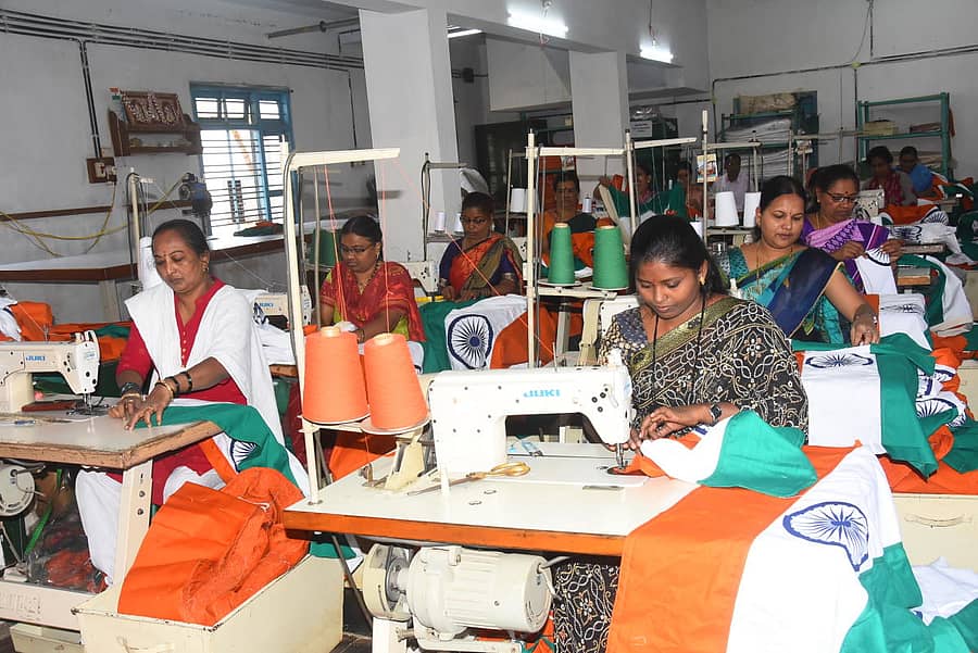 ಹುಬ್ಬಳ್ಳಿಯ ಬೆಂಗೇರಿಯಲ್ಲಿನ ಖಾದಿ ಗ್ರಾಮೋದ್ಯೋಗ ಸಂಯುಕ್ತ ಸಂಸ್ಥೆಯಲ್ಲಿ ತ್ರಿವರ್ಣ ಧ್ವಜಗಳನ್ನು ಸಿದ್ಧಪಡಿಸುವಲ್ಲಿ ನಿರತರಾಗಿರುವ ಸಿಬ್ಬಂದಿ –ಸಂಗ್ರಹ ಚಿತ್ರ