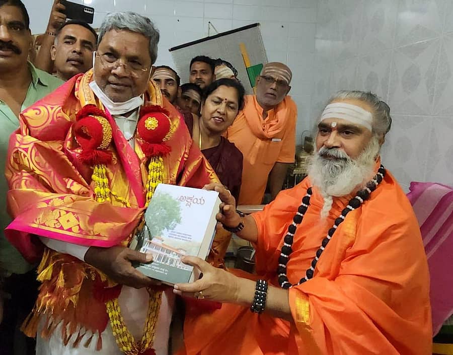 ಶುಕ್ರವಾರ ಸಿದ್ದರಾಮಯ್ಯ ಅವರು ಬಾಳೆಹೊನ್ನೂರಿನಲ್ಲಿ ರಂಭಾಪುರಿ ಶ್ರೀಗಳನ್ನು ಭೇಟಿಯಾದ ಸಂದರ್ಭ– ಪ್ರಜಾವಾಣಿ ಚಿತ್ರ