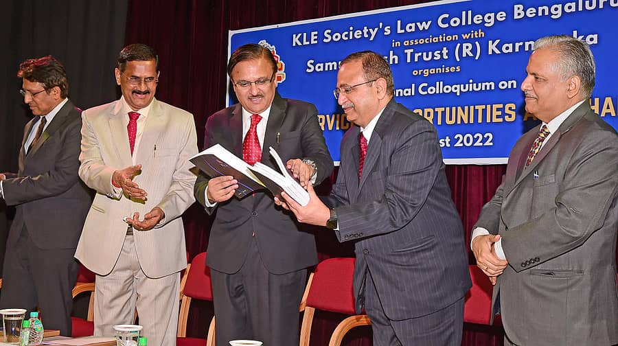 ವಿಚಾರ ಸಂಕಿರಣದಲ್ಲಿ ಸುಪ್ರೀಂಕೋರ್ಟ್ ನ್ಯಾ. ಅಭಯ್ ಶ್ರೀನಿವಾಸ್ ಓಕಾ (ಎಡದಿಂದ ಮೂರನೆಯವರು) ಕೆಎಲ್ಇ ಸೊಸೈಟಿಯ ಕಾನೂನು ಕಾಲೇಜು ಹೊರತಂದಿರುವ ಕಾನೂನು ಕೈಪಿಡಿ ಬಿಡುಗಡೆ ಮಾಡಿದರು. (ಎಡದಿಂದ) ಅಡ್ವೊಕೇಟ್ ಜನರಲ್ ಪ್ರಭುಲಿಂಗ ಕೆ. ನಾವದಗಿ, ಹೈಕೋರ್ಟ್ ನ್ಯಾ.ಬಿ.ವೀರಪ್ಪ, ಕರ್ನಾಟಕ ಹೈಕೋರ್ಟ್ ಹಂಗಾಮಿ ಮುಖ್ಯ ನ್ಯಾ. ಅಲೋಕ್ ಅರಾಧೆ, ಹೈಕೋರ್ಟ್ ನ್ಯಾ. ಪಿ.ಎಸ್.ದಿನೇಶ್ಕುಮಾರ್ ಇದ್ದರು –ಪ್ರಜಾವಾಣಿ ಚಿತ್ರ