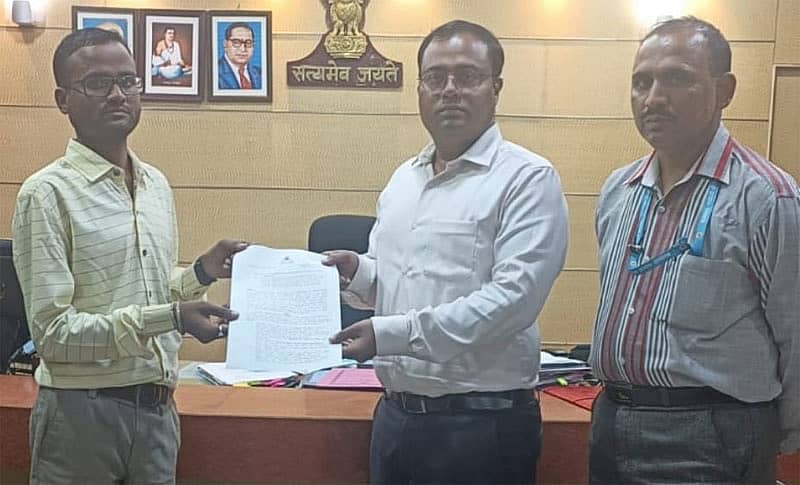 ಬೆಳಗಾವಿ ಜಿಲ್ಲಾಧಿಕಾರಿ ನಿತೇಶ್ ಪಾಟೀಲ ಅವರು ತಮ್ಮ ಕಚೇರಿಯಲ್ಲಿ ಬಸವರಾಜ ಬಾದುಲೆ ಅವರಿಗೆ ನೇಮಕಾತಿ ಆದೇಶ ನೀಡಿದರು