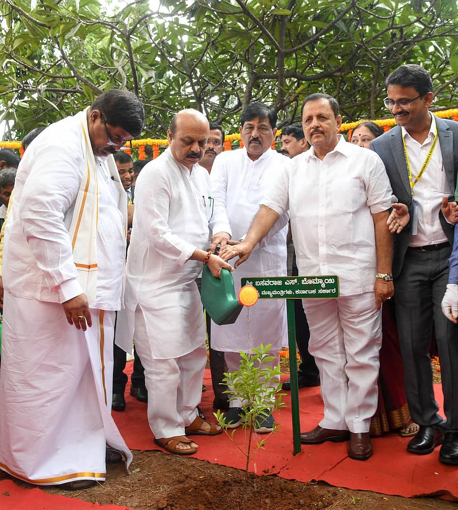 ಕರ್ನಾಟಕ ಸಾಬೂನು ಮತ್ತು ಮಾರ್ಜಕ ಸಂಸ್ಥೆಯ ಆವರಣದಲ್ಲಿ ಸೋಮವಾರ ನಾಲ್ವಡಿ ಶ್ರೀಕೃಷ್ಣರಾಜ ಒಡೆಯರ್ ಶ್ರೀಗಂಧವನವನ್ನು ಮುಖ್ಯಮಂತ್ರಿ ಬಸವರಾಜ ಬೊಮ್ಮಾಯಿ ಉದ್ಘಾಟಿಸಿ ಶ್ರೀಗಂಧದ ಗಿಡಕ್ಕೆ ನೀರೆರದರು. (ಎಡದಿಂದ) ಸಚಿವರಾದ ಕೆ.ಗೋಪಾಲಯ್ಯ, ಮುರುಗೇಶ ಆರ್. ನಿರಾಣಿ, ಮಾಡಾಳ್ ವಿರೂಪಾಕ್ಷಪ್ಪ, ಡಾ.ಎಂ.ಮಹೇಶ್ ಹಾಜರಿದ್ದರು.