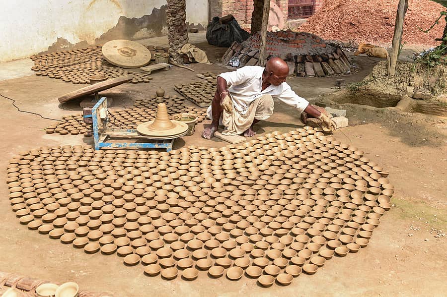 ಮಣ್ಣಿನ ದೀಪಗಳ ತಯಾರಿಕೆಯಲ್ಲಿ ನಿರತವಾಗಿರುವ ಕಲಾವಿದರು –ಪಿಟಿಐ ಚಿತ್ರ