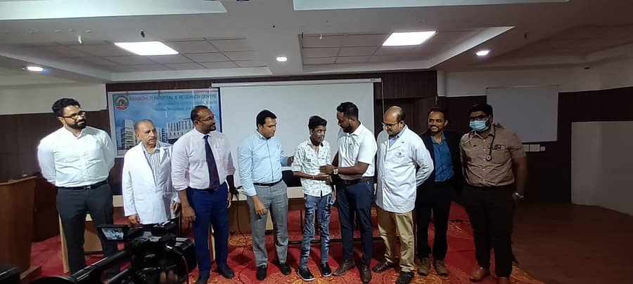 ಯಶಸ್ವಿ ಶಸ್ತ್ರಚಿಕಿತ್ಸೆ ನಡೆಸಿದ ವೈದ್ಯಕೀಯ ತಂಡದ ಜೊತೆಗೆ ಯುವಕ