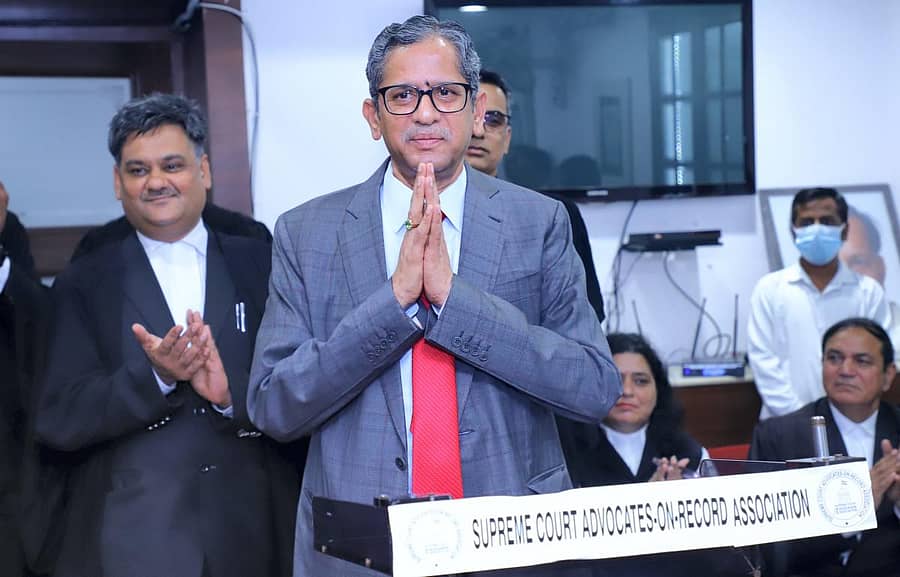 ನವದೆಹಲಿಯಲ್ಲಿ ಸುಪ್ರೀಂಕೋರ್ಟ್ ನೌಕರರ ಕಲ್ಯಾಣ ಸಮಿತಿಯು ಇತ್ತೀಚೆಗೆ ಹಮ್ಮಿಕೊಂಡಿದ್ದ ಬೀಳ್ಕೊಡುಗೆ ಸಮಾರಂಭದಲ್ಲಿ ಸಿಜೆಐ ಎನ್.ವಿ. ರಮಣ ಅವರು ಸಿಬ್ಬಂದಿಗೆ ಧನ್ಯವಾದ ಸಲ್ಲಿಸಿದರು ಪಿಟಿಐ ಚಿತ್ರ