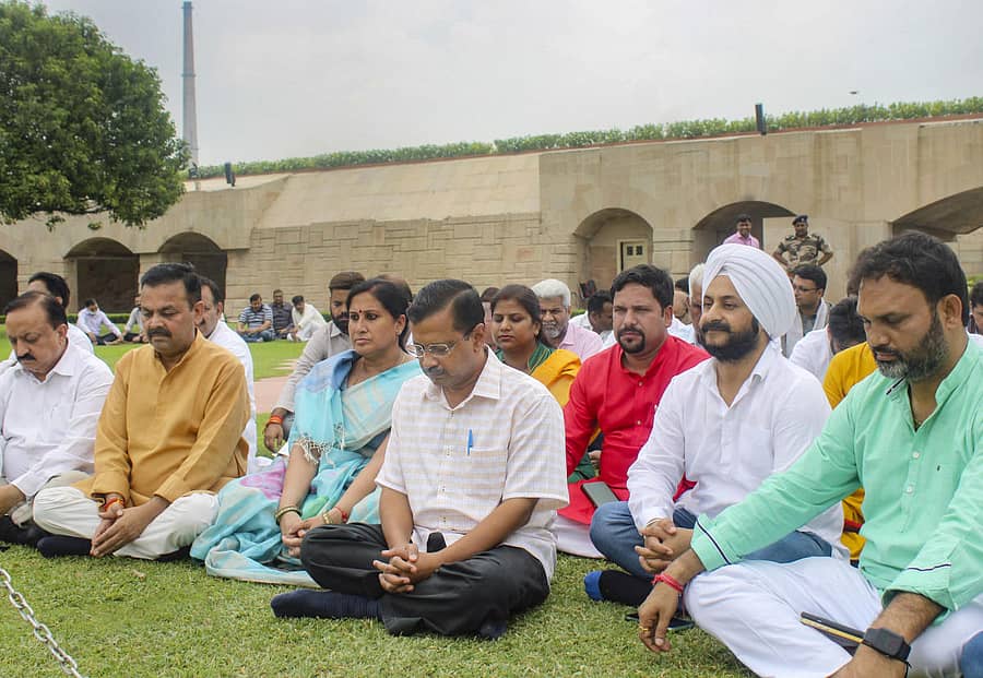 ದೆಹಲಿ ಮುಖ್ಯಮಂತ್ರಿ ಅರವಿಂದ ಕೇಜ್ರಿವಾಲ್ ಅವರು ಪಕ್ಷದ ಶಾಸಕರ ಜೊತೆ ಗುರುವಾರ ರಾಜಘಾಟ್ಗೆ ಭೇಟಿ ನೀಡಿ ಮಹಾತ್ಮ ಗಾಂಧಿ ಅವರ ಸಮಾಧಿ ಮುಂದೆ ಪ್ರಾರ್ಥನೆ ಸಲ್ಲಿಸಿದರು –ಪಿಟಿಐ ಚಿತ್ರ