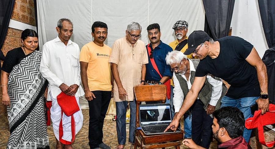 ಕಲಬುರಗಿಯ ಜನರಂಗ ಆವರಣದಲ್ಲಿ ಶನಿವಾರ ಆಯೋಜಿಸಿದ್ದ ಕಲಬುರಗಿ ಸಿನಿಹಬ್ಬಕ್ಕೆ ಅಂತರರಾಷ್ಟ್ರೀಯ ಸಿನಿಮಾ ನಿರ್ದೇಶಕ ಜೆ.ಎನ್. ಚೆರಿಯನ್ ಚಾಲನೆ ನೀಡಿದರು. ಡಾ.ಶಿವಗಂಗಾ ರುಮ್ಮ, ಡಾ.ಅಪ್ಪಗೆರೆ ಸೋಮಶೇಖರ, ಸಾಹಿತ್ಯ ವಿಮರ್ಶಕ ಪ್ರೊ.ಕೆ. ಫಣಿರಾಜ್, ಡಾ.ಕಿರಣ್ ಎಂ. ಗಾಜನೂರು, ಐವಾನ್ ಡಿಸಿಲ್ವಾ, ಶಂಕರಯ್ಯ ಘಂಟಿ ಇದ್ದರು