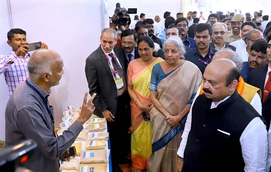 ಸಿರಿಧಾನ್ಯಗಳ ಸಮಾವೇಶದಲ್ಲಿ ಕೇಂದ್ರ ಹಣಕಾಸು ಸಚಿವೆ ನಿರ್ಮಲಾ ಸೀತಾರಾಮನ್ ಮಳಿಗೆಗಳನ್ನು ವೀಕ್ಷಿಸಿದರು. ಕೇಂದ್ರ ಸಚಿವೆ ಶೋಭಾ ಕರಂದ್ಲಾಜೆ, ಮುಖ್ಯಮಂತ್ರಿ ಬಸವರಾಜ ಬೊಮ್ಮಾಯಿ, ನಬಾರ್ಡ್ ಅಧಿಕಾರಿಗಳು ಇದ್ದರು