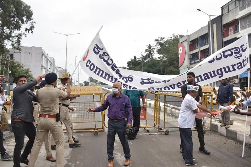 ನಗರದ ಶಿವಾನಂದ ಬ್ರಿಡ್ಜ್‌ ಬಳಿ ‘ಶೇ 40 ಕಮಿಷನ್‌ ಮೇಲ್ಸೇತುವೆ’ ಎಂಬ ನಾಮಫಲಕ ಅಳವಡಿಸಿದ್ದ ಎಎಪಿ