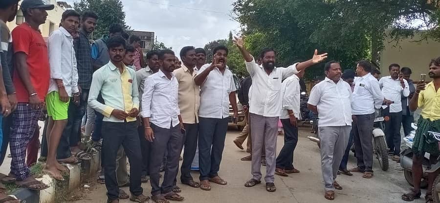 ಪ್ರಕರಣದ ಉನ್ನತ ತನಿಖೆಗೆ ಆಗ್ರಹಿಸಿ ದಲಿತ ಸಂಘಟನೆಗಳ ಪ್ರಮುಖರು ಚಿತ್ರದುರ್ಗದ ಬಾಲಕಿಯರ ಬಾಲಭವನದ ಎದುರು ಭಾನುವಾರ ಪ್ರತಿಭಟಿಸಿದರು