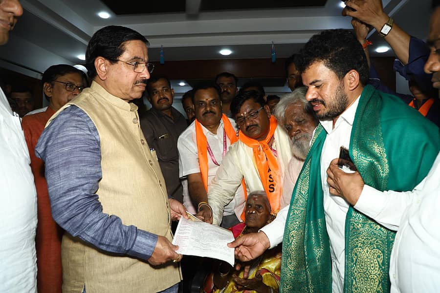 ಕೇರಳದ ಶಬರಿಮಲೆಗೆ ಯಾತ್ರೆ ಕೈಗೊಳ್ಳುವ ಕರ್ನಾಟಕದ ಅಯ್ಯಪ್ಪ ಸ್ವಾಮಿ ಭಕ್ತರಿಗಾಗಿ ರಾಜ್ಯದಿಂದ ರೈಲುಗಳನ್ನು ಆರಂಭಿಸಬೇಕು ಎಂದು ಒತ್ತಾಯಿಸಿ, ಭಾರತೀಯ ಅಯ್ಯಪ್ಪ ಸ್ವಾಮಿ ಸೇವಾ ಸಮಿತಿ ರಾಷ್ಟ್ರೀಯ ಅಧ್ಯಕ್ಷ ಬಳ್ಳೂರು ಉಮೇಶ್ ಹಾಗೂ ಪದಾಧಿಕಾರಿಗಳು ಹುಬ್ಬಳ್ಳಿಯಲ್ಲಿ ಸೋಮವಾರ ಕೇಂದ್ರ ಸಚಿವ ಪ್ರಲ್ಹಾದ ಜೋಶಿ ಅವರಿಗೆ ಮನವಿ ಸಲ್ಲಿಸಿದರು. ರಾಜ್ಯದ ಪರಿಸರ ರಾಯಭಾರಿ ಸಾಲುಮರದ ತಿಮ್ಮಕ್ಕ ಇದ್ದಾರೆ