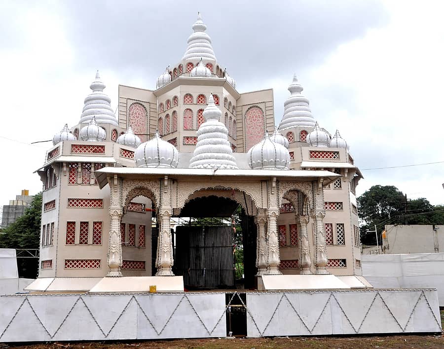 ಬೆಳಗಾವಿಯ ಟಿಳಕವಾಡಿಯ ಶುಕ್ರವಾರ ಪೇಟೆಯಲ್ಲಿ ಸಾರ್ವಜನಿಕ ಗಣೇಶ ಮೂರ್ತಿ ಪ್ರತಿಷ್ಠಾಪನೆಗೆ ನಿರ್ಮಿಸಿದ ಒಡಿಶಾದ ಧಾತಾ ದೇವಸ್ಥಾನ ಮಾದರಿ ಮಂಟಪ / ಪ್ರಜಾವಾಣಿ ಚಿತ್ರ