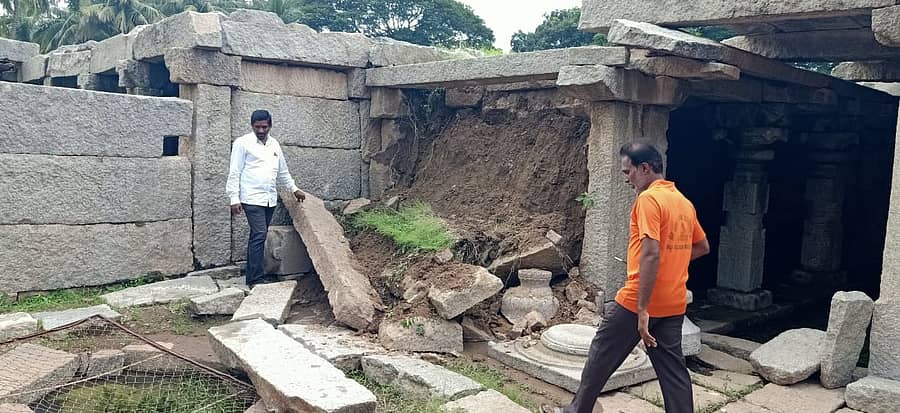 ಮಳೆಗೆ ಕುಸಿದು ಬಿದ್ದ ಹಂಪಿ ಮಂಟಪ
