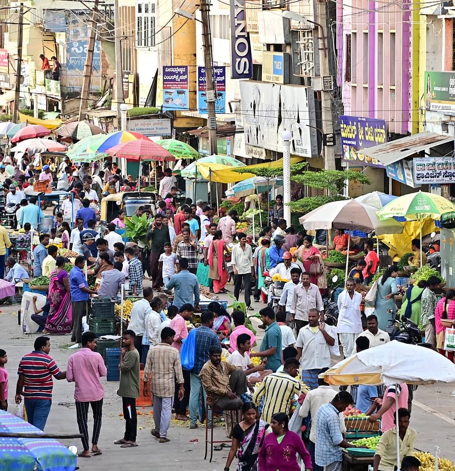 ಗಣೇಶ ಚತುರ್ಥಿ ಹಬ್ಬದ ಅಂಗವಾಗಿ ದಾವಣಗೆರೆಯ ಚಾಮರಾಜಪೇಟೆ ಮಾರುಕಟ್ಟೆಯಲ್ಲಿ ತರಕಾರಿ, ಹೂ ಹಣ್ಣು ಖರೀದಿಸುತ್ತಿರುವುದು –ಪ್ರಜಾವಾಣಿ ಚಿತ್ರ/ಸತೀಶ ಬಡಿಗೇರ