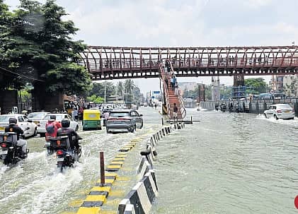 ಬೆಂಗಳೂರಿನ ಮಾರತಹಳ್ಳಿ ಇಕೊಸ್ಪೇಸ್ ಮುಂದಿನ ವರ್ತುಲ ರಸ್ತೆಯಲ್ಲಿ ನದಿಯಂತೆ ಹರಿದ ಕೆರೆ ಕೋಡಿ ನೀರು ಪ್ರಜಾವಾಣಿ ಚಿತ್ರ/ಬಿ.ಕೆ.ಜನಾರ್ದನ್