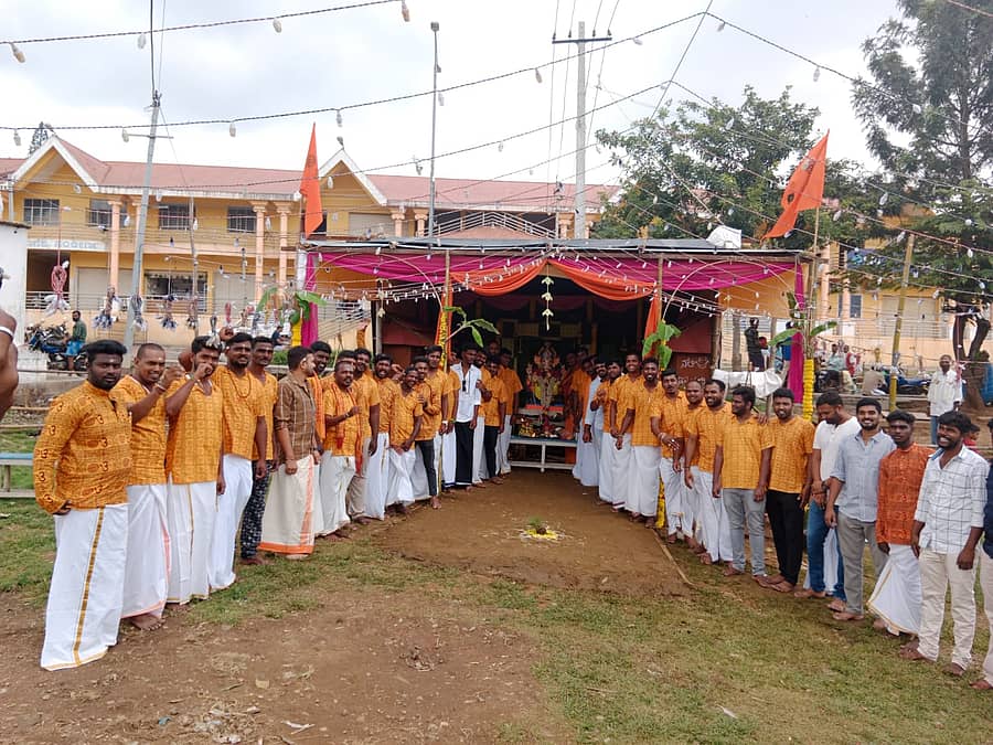 ಮಹದೇಶ್ವರ ಬೆಟ್ಟದಲ್ಲಿ ವಿನಾಯಕ ಗೆಳೆಯರ ಬಳಗದ ವತಿಯಿಂದ ಗಣೇಶನನ್ನು ಪ್ರತಿಷ್ಠಾಪಿಸಲಾಯಿತು