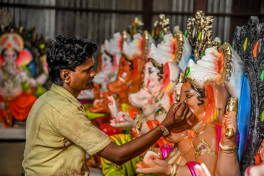 ಕೊಪ್ಪಳದ ಹೂವಿನಾಳ ರಸ್ತೆಯಲ್ಲಿನ ತಮ್ಮ ಮಳಿಗೆಯಲ್ಲಿ ತಯಾರಿಸಿದ ಗಣಪತಿ ಮೂರ್ತಿಗಳಿಗೆ ಅಂತಿಮ ಸ್ಪರ್ಧ ನೀಡುವಲ್ಲಿ ನಿರತರಾಗಿದ್ದ ಕಲಾವಿದ ನಿಂಗಪ್ಪ ಕುಂಬಾರ –ಪ್ರಜಾವಾಣಿ ಚಿತ್ರ/ಭರತ್ ಕಂದಕೂರು