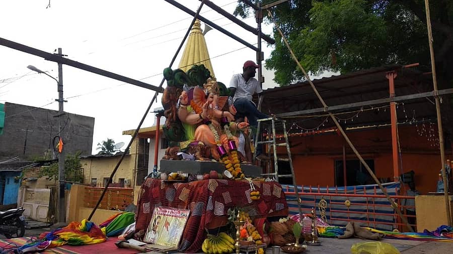 ವಿಜಯಪುರ ನಗರದ ಇಂಡಿ ರೋಡ್ ವಡ್ಡರ ಗಲ್ಲಿಯಲ್ಲಿ ಶ್ರೀಮುರುಗಮ್ಮ ಗಜಾನನ ತರುಣ ಮಂಡಳಿಯವರು ಪ್ರತಿಷ್ಠಾಪಿಸಿದ್ದ ಗಣೇಶೋತ್ಸವ ಪೆಂಡಾಲ್ ಬುಧವಾರ ರಾತ್ರಿ ಗಾಳಿ, ಮಳೆಗೆ ಉರುಳಿಬಿದ್ದ ಪರಿಣಾಮ ಶುಕ್ರವಾರ ಪೆಂಡಾಲ್ ಅನ್ನು ಹೊಸದಾಗಿ ನಿರ್ಮಿಸಿದರು–ಪ್ರಜಾವಾಣಿ ಚಿತ್ರ