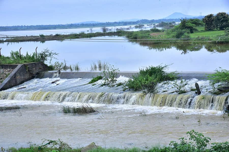 ಹಾವೇರಿಯ ಐತಿಹಾಸಿಕ ಹೆಗ್ಗೇರಿ ಕೆರೆ ಕೋಡಿ ಬಿದ್ದಿರುವ ನಯನ ಮನೋಹರ ದೃಶ್ಯ   –ಪ್ರಜಾವಾಣಿ ಚಿತ್ರ: ಮಾಲತೇಶ ಇಚ್ಚಂಗಿ 