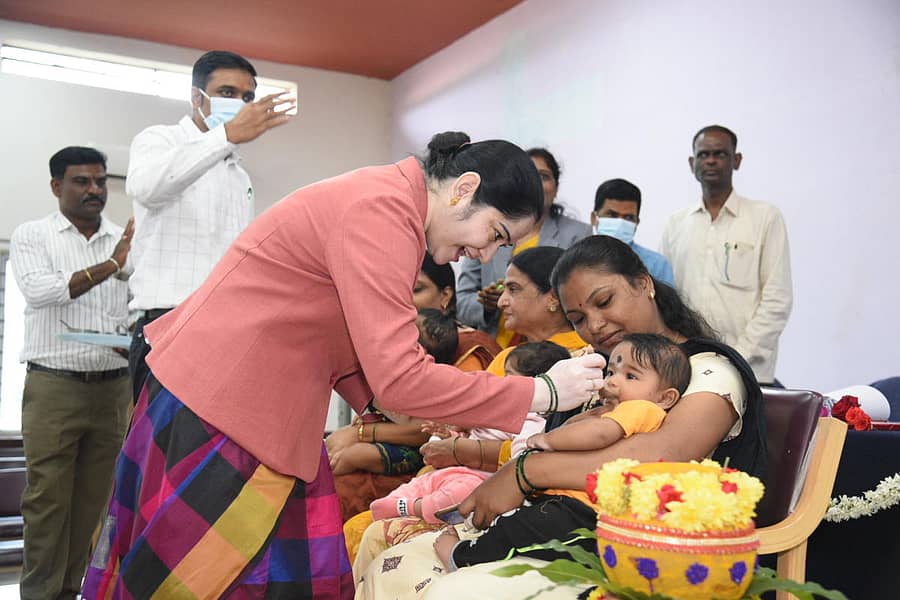 ಹೊಸಪೇಟೆಯಲ್ಲಿ ಗುರುವಾರ ಏರ್ಪಡಿಸಿದ್ದ ರಾಷ್ಟ್ರೀಯ ಪೋಷಣ್‌ ಮಾಸಾಚರಣೆಯಲ್ಲಿ ಪ್ರಧಾನ ಹಿರಿಯ ಸಿವಿಲ್ ನ್ಯಾಯಾಧೀಶೆ ಹುಲ್ಲೂರು ಹೇಮಲತಾ ಬಸಪ್ಪ ಅವರು ಮಗುವಿಗೆ ಪೌಷ್ಟಿಕಾಂಶಯುಕ್ತ ಗಂಜಿ ತಿನಿಸಿದರು. ಜಿ.ಪಂ ಸಿಇಒ ಹರ್ಷಲ್‌ ಭೋಯರ್‌ ನಾರಾಯಣರಾವ್‌ ಇದ್ದಾರೆ