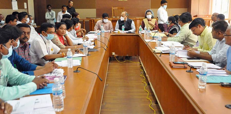 ಕೊಪ್ಪಳದಲ್ಲಿ ಗುರುವಾರ ನಡೆದ ಪ್ರಗತಿ ಪರಿಶೀಲನಾ ಸಭೆಯಲ್ಲಿ ಜಿಲ್ಲಾ ಉಸ್ತುವಾರಿ ಕಾರ್ಯದರ್ಶಿ ಟಿ.ಕೆ.ಅನಿಲಕುಮಾರ್ ಮಾತನಾಡಿದರು