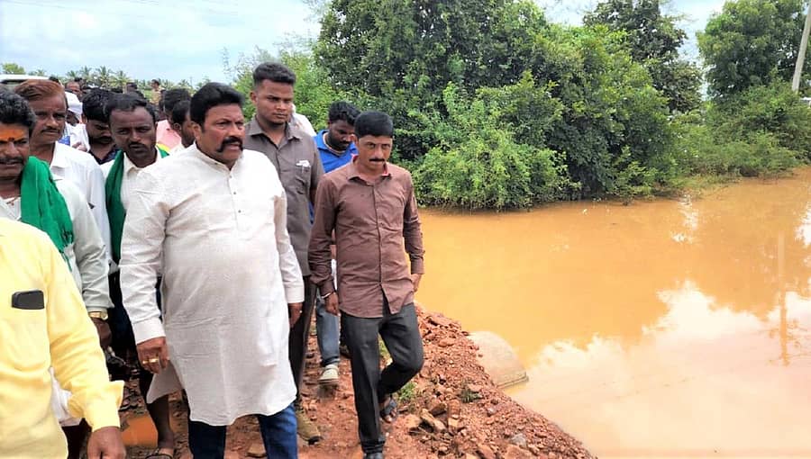 ಹಿರೇಕೆರೂರು ತಾಲ್ಲೂಕು ಕೋಡ ಗ್ರಾಮದ ಬಳಿ ಗುರುವಾರ ಅತಿವೃಷ್ಟಿಯಿಂದ ಉಂಟಾದ ಬೆಳೆ ಹಾನಿಯನ್ನು ಕೃಷಿ ಸಚಿವ ಬಿ.ಸಿ.ಪಾಟೀಲ ವೀಕ್ಷಿಸಿದರು