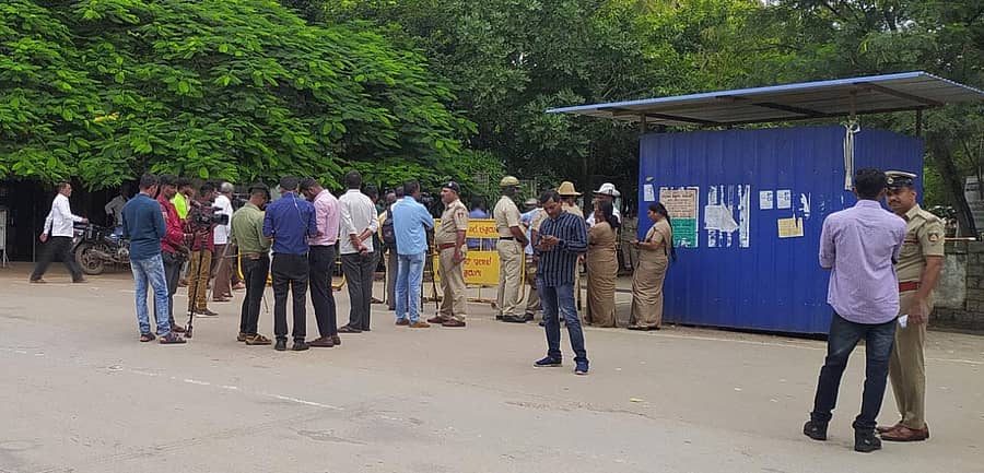 ಚಿತ್ರದುರ್ಗದ ನ್ಯಾಯಾಲಯದ ಬಳಿ ಪೊಲೀಸರ ನಿಯೋಜನೆ 