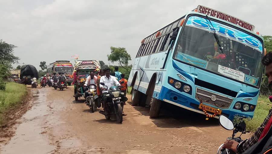 ಚಳ್ಳಕೆರೆ ತಾಲ್ಲೂಕಿನ ಗೌರಸಮುದ್ರದ ಮಾರಮ್ಮ ದೇವಿ ಜಾತ್ರೆಗೆ ತೆರಳಿದ್ದ ಖಾಸಗಿ ಬಸ್ ರಸ್ತೆಬದಿ ಉರುಳಿರುವುದು