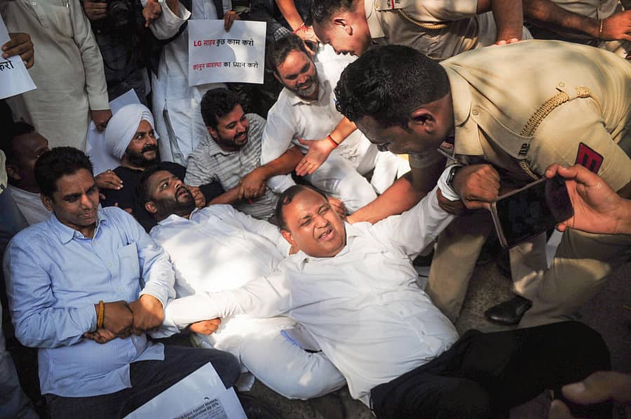 ಲೆಫ್ಟಿನೆಂಟ್ ಗವರ್ನರ್ ನಿವಾಸದ ಎದುರು ಎಎಪಿ ಶಾಸಕರು ಗುರುವಾರ ಪ್ರತಿಭಟನೆ ನಡೆಸಿದರು. ಅವರನ್ನು ಪೊಲೀಸರು ವಶಕ್ಕೆ ಪಡೆದು, ನಂತರ ಬಿಡುಗಡೆ ಮಾಡಿದರು –ಪಿಟಿಐ ಚಿತ್ರ