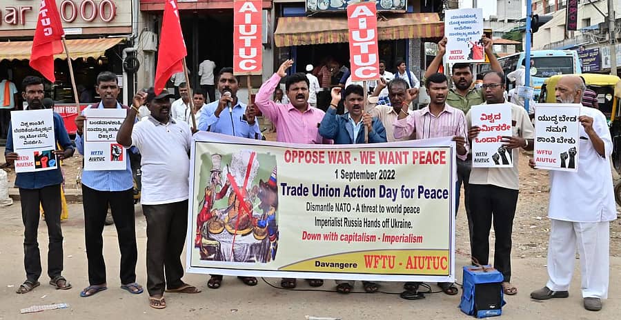 ವಿಶ್ವ ಕಾರ್ಮಿಕ ಸಂಘಟನೆಗಳ ಒಕ್ಕೂಟ ಹಾಗೂ ಆಲ್‌ ಇಂಡಿಯಾ ಯುನೈಟೆಡ್ ಟ್ರೇಡ್ ಯೂನಿಯನ್ ಸೆಂಟರ್ ಸದಸ್ಯರು ‘ಶಾಂತಿಗಾಗಿ ಅಂತರರಾಷ್ಟ್ರೀಯ ಕ್ರಿಯಾ ದಿನ’ವನ್ನು ದಾವಣಗೆರೆಯ ಗಾಂಧಿ ವೃತ್ತದಲ್ಲಿ ಆಚರಿಸಿದರು