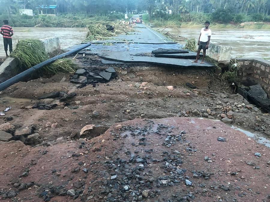 ಕನಕಪುರ ತಾಲ್ಲೂಕಿನ ಮುಳ್ಳಳ್ಳಿ ಗ್ರಾಮದ ಬಳಿ ತಮಿಳುನಾಡಿಗೆ ಸಂಪರ್ಕ ಕಲ್ಪಿಸುವ ಸೇತುವೆ ಭಾಗಶಃ ಹಾನಿಗೀಡಾಗಿದೆ