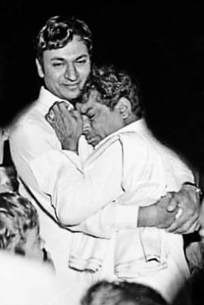 ಹಾಸ್ಯನಟ ನರಸಿಂಹರಾಜು ಅವರು ಡಾ.ರಾಜ್ಕುಮಾರ್ ಅವರನ್ನು ತಬ್ಬಿಕೊಂಡಿರುವ ದೃಶ್ಯ. ಪ್ರಗತಿ ಅಶ್ವತ್ಥನಾರಾಯಣ ಅವರು ಸೆರೆಹಿಡಿದಿರುವ ಅಪರೂಪದ ಛಾಯಾಚಿತ್ರ