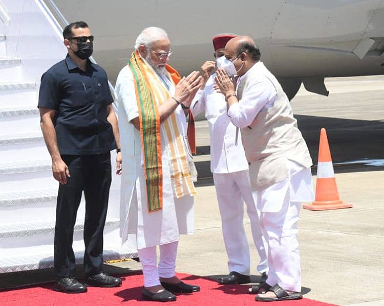 ಮಂಗಳೂರಿಗೆ ಆಗಮಿಸಿದ ಪ್ರಧಾನಿ ನರೇಂದ್ರ ಮೋದಿ ಅವರನ್ನು ಸ್ವಾಗತಿಸಿದ ಸಿಎಂ ಬಸವರಾಜ ಬೊಮ್ಮಾಯಿ.