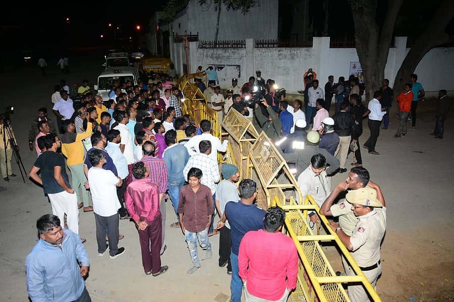 ಚಿತ್ರದುರ್ಗದ ಡಿವೈಎಸ್ಪಿ ಕಚೇರಿ ಎದುರು ಬ್ಯಾರಿಕೇಡ್ಗಳನ್ನು ಹಾಕಿ ಪೊಲೀಸ್ ಭದ್ರತೆ ಹೆಚ್ಚಿಸಲಾಗಿದೆ