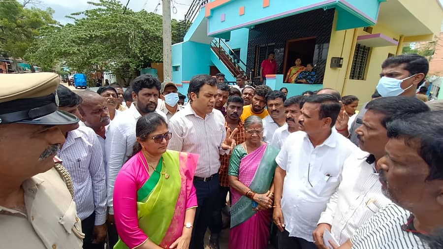 ಮಳೆ ಹಾನಿಗೀಡಾದ ಪ್ರದೇಶಗಳಿಗೆ ಸಚಿವೆ ಶಶಿಕಲಾ ಜೊಲ್ಲೆ ಭೇಟಿ ನೀಡಿರುವುದು