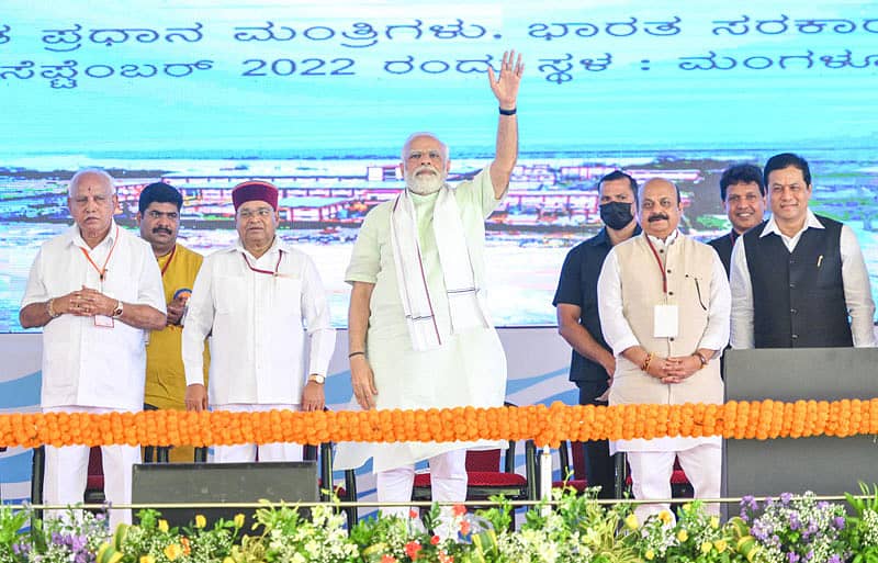 ಮಂಗಳೂರಿನ ಗೋಲ್ಡ್ ಫಿಂಚ್ ಮೈದಾನದಲ್ಲಿ ಶುಕ್ರವಾರ ನಡೆದ ಸಮಾವೇಶದಲ್ಲಿ ಪ್ರಧಾನಿ ನರೇಂದ್ರ ಮೋದಿ ಜನಸ್ತೋಮದತ್ತ ಕೈ ಬೀಸಿದರು. ಶಾಸಕರಾದ ಬಿ.ಎಸ್. ಯಡಿಯೂರಪ್ಪ, ವೇದವ್ಯಾಸ ಕಾಮತ್, ರಾಜ್ಯಪಾಲ ಥಾವರಚಂದ್ ಗೆಹಲೋತ್, ಮುಖ್ಯಮಂತ್ರಿ ಬಸವರಾಜ ಬೊಮ್ಮಾಯಿ ಇದ್ದಾರೆ