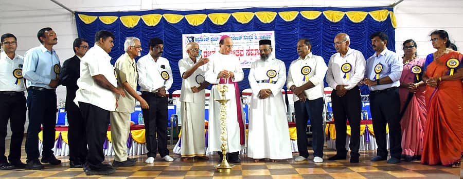 ಬ್ರಹ್ಮಾವರದ ಕೆಥೊಲಿಕ್ ಕ್ರೆಡಿಟ್ ಕೊ ಆಪರೇಟಿವ್ ಸೊಸೈಟಿಯ ರಜತ ಮಹೋತ್ಸವ ಕಾರ್ಯಕ್ರಮವನ್ನು ಉಡುಪಿ ಧರ್ಮ ಪ್ರಾಂತ್ಯದ ಧರ್ಮಾಧ್ಯಕ್ಷ ಡಾ.ಜೆರಾಲ್ಡ್ ಐಜಾಕ್ ಲೋಬೊ ಉದ್ಘಾಟಿಸಿದರು